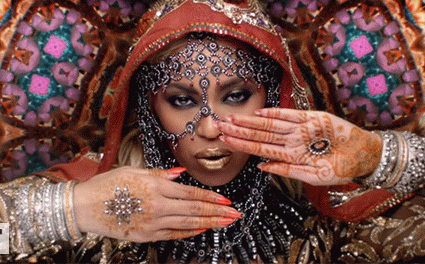 Beyoncé si presenta come una star di Bollywood nel nuovo video con i Coldplay