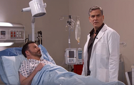 George Clooney torna a indossare il camice di ER in un video comico