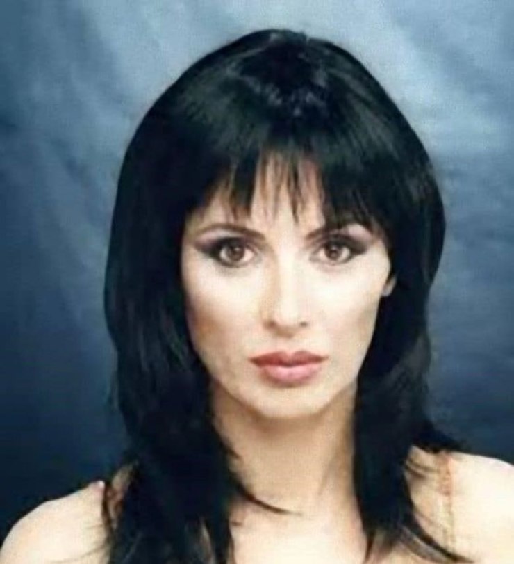 Black-haired Tina Cipolari