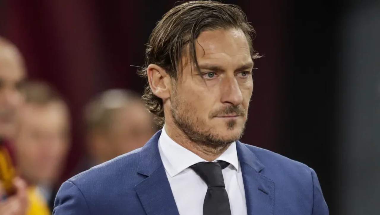 totti-disgustato-lei-sfonda-porta-Solospettacolo.it