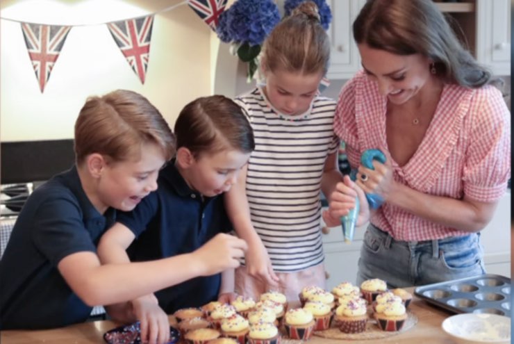 kate-middleton-principe-george-principessa-charlotte-principe-louis-cupcake-solospettacolo.it