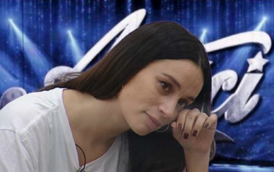 francesca tocca lacrime ad amici-Solospettacolo