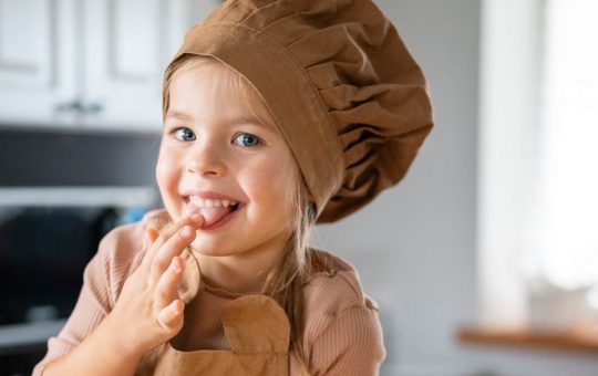 bimba che prepara la pizza - solospettacolo.it