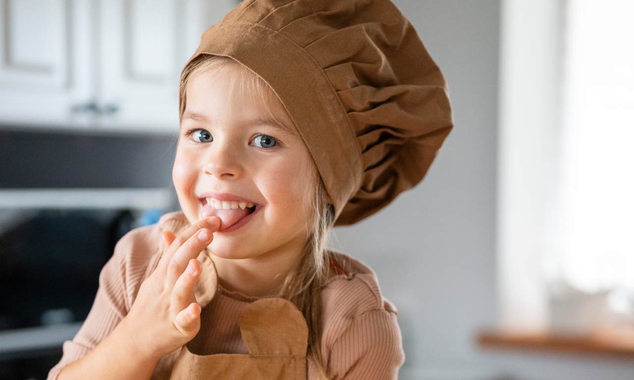 bimba che prepara la pizza - solospettacolo.it