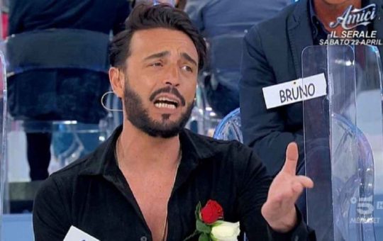 armando incarnato accusa poliziotto-Solospettacolo