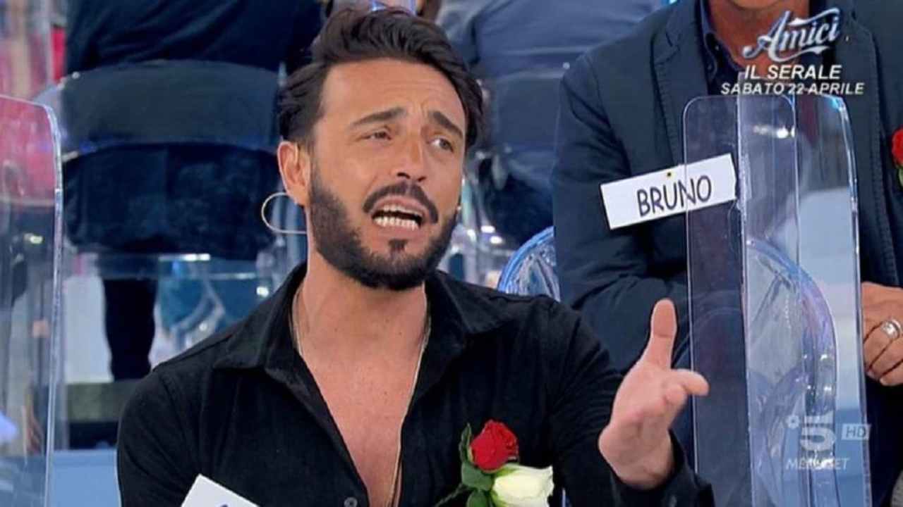 armando incarnato accusa poliziotto-Solospettacolo