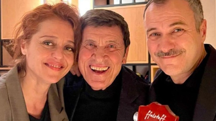 Gianni Morandi con il cast di Imma Tataranni - SoloSpettacolo.it