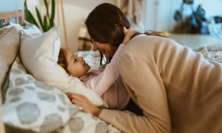 Bimba a letto con la mamma - SoloSpettacolo.it