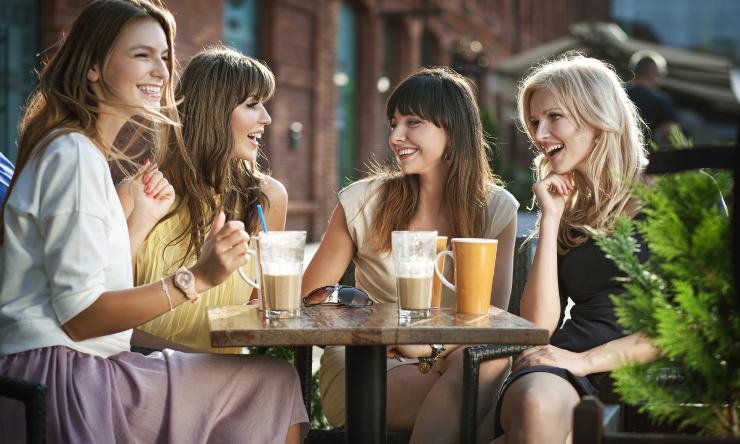 Gruppo di amiche al bar - SoloSpettacolo.it